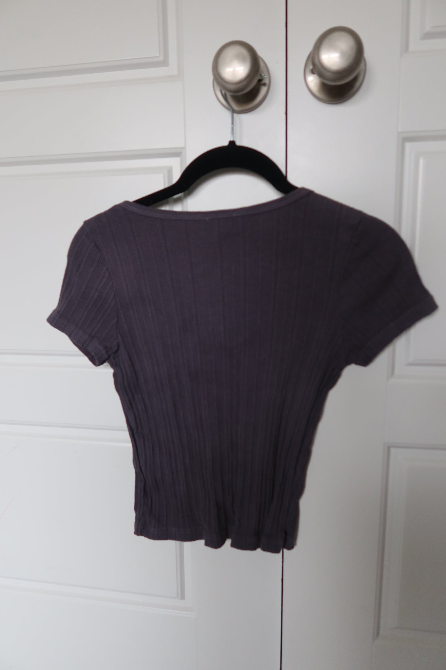 Purple Ribbed Button-Up Crop Top – by Brandy Melville