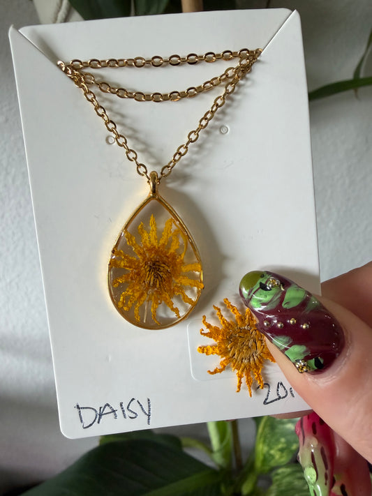 Daisy Teardrop Necklace in Gold